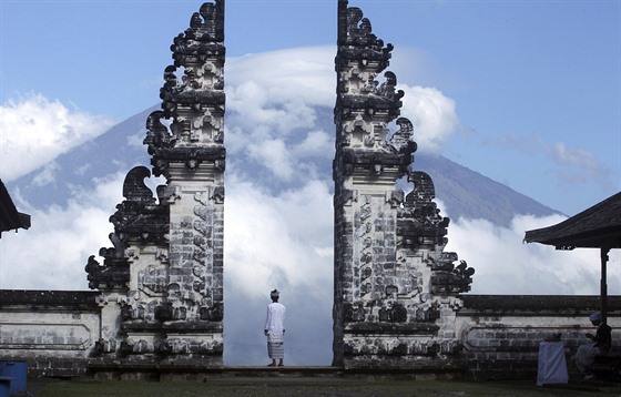 Sopka Agung na Bali hrozí erupcí. Úady evakuovaly pes sto tisíc lidí (29....