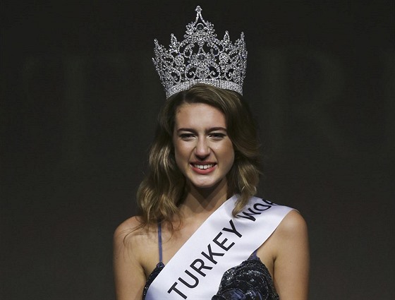 Osmnáctiletá vítězka turecké soutěže o královnu krásy Itir Esenová (21. října...