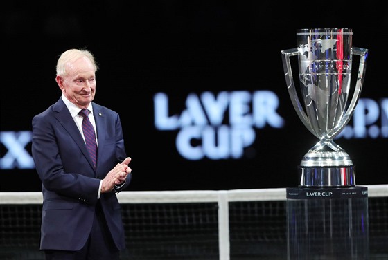 Slavný tenista Rod Laver s trofejí, která nese jeho jméno