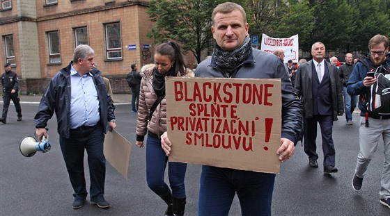 Ostravská demonstrace finančníka Pavla Krúpy (v popředí) proti Zdeňku Bakalovi...