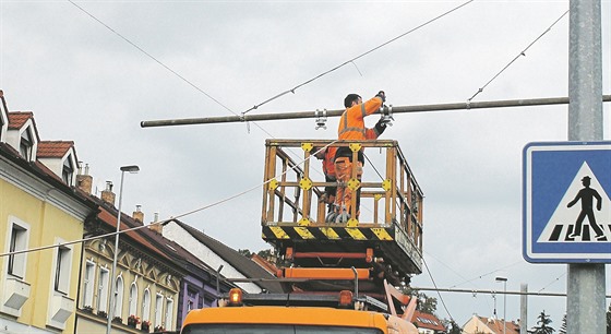 V Prosecké ulici v Praze u montují troleje pro elektrobusy.