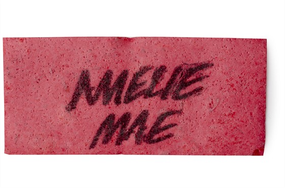 Inovativn myc kartika Amelie Mae od Lush je sladk kvtinovo-ovocn parfm,...