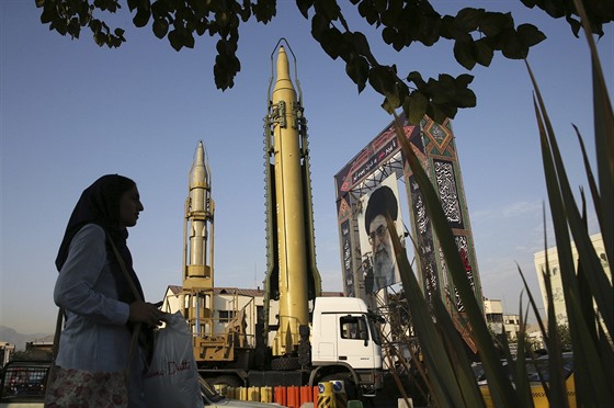 Íránské balistické rakety Ghadr H (uprostřed) a Sadžíl (vlevo) a portrét...