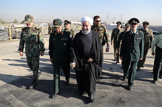 Íránský prezident Hasan Ruhání pichází na vojenskou pehlídku v Teheránu. (22....