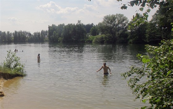 Do pískovny u obce Jindi na Jindichohradecku se lidé jezdí koupat.