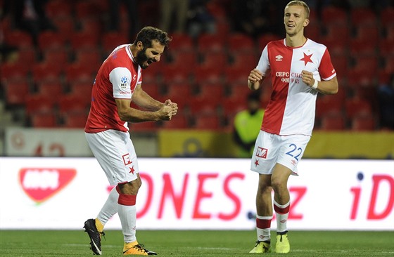 Slávistický záloník Halil Altintop (vlevo) se raduje z gólu v pohárovém utkání...