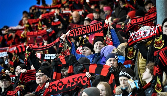 Fanoušci Östersundu se radují během utkání Evropské ligy proti Hertě Berlín.