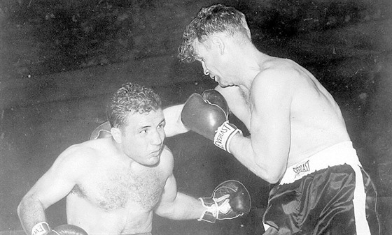 Legendární boxer Jake LaMotta (vlevo) v souboji s Bobem Murphym v roce 1952.