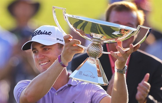 Justin Thomas s trofejí pro vítze FedEx Cupu.