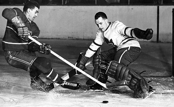 Maurice Richard (vlevo) v akci.