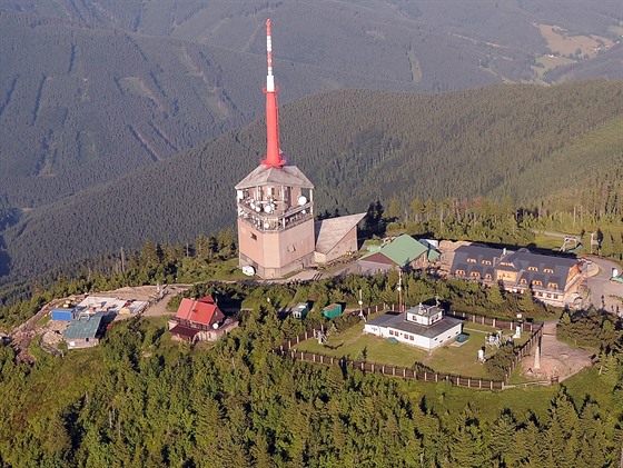 Chata horské služby (s červenou střechou) stojí na vrcholu Lysé hory vedle...
