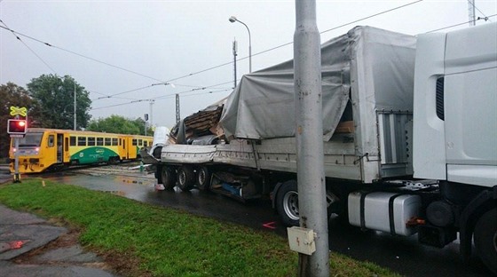 Policie se letos zamila na kontroly idi u elezniních pejezd, i tak se na nich ale stala ada nehod. Nejvánjí byl náraz osobního vlaku do návsu kamionu v Olomouci, pi kterém bylo zranno devt cestujících.