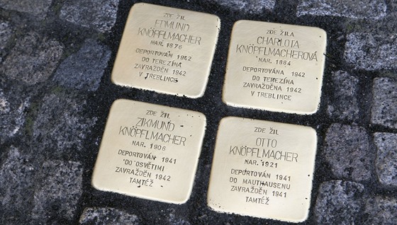 Stolpersteine, tedy takzvané kameny zmizelých, nově na dvou místech v Lošticích připomínají židovské obyvatele, kteří zahynuli během holokaustu. Na snímku kameny za rodinu Knöpfelmacherovu.