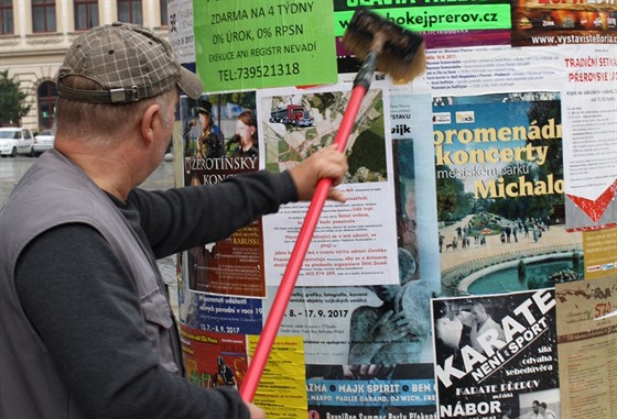 V ulicích Přerova včetně plakátovacích ploch se objevily letáky, na nich...