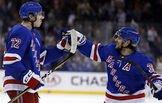 Filip Chytil (vlevo) z New York Rangers slaví svj vítzný gól z pípravy proti...