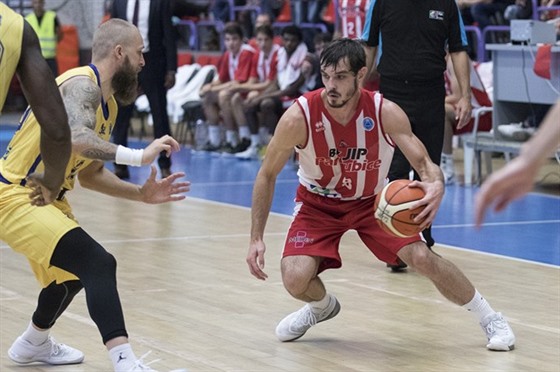 Pardubický basketbalista Viktor Plpán zakládá akci v utkání s rumunským Sibiu.