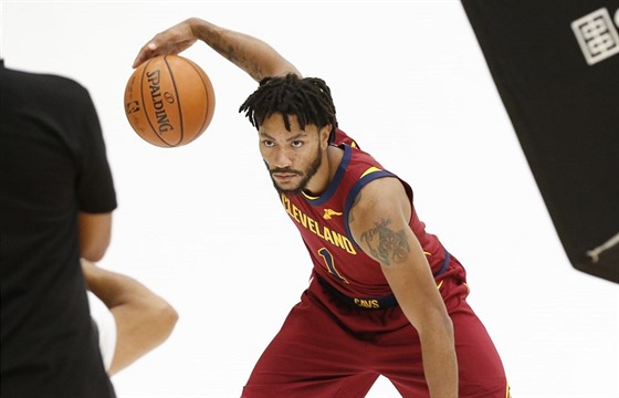 Derrick Rose pózuje na fotky Clevelandu.