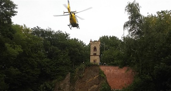 U pádu dvojice v lesoparku Čeřovka v Jičíně zasahoval vrtulník (19.9.2017).