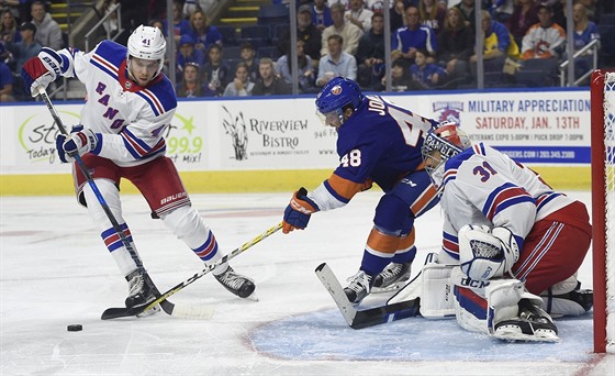 Ondej Pavelec v brance NY Rangers pozoruje, jestli puk odveze do bezpeí jeho...