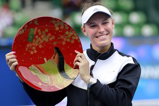 Caroline Wozniacká s trofejí pro vítzku turnaje v Tokiu