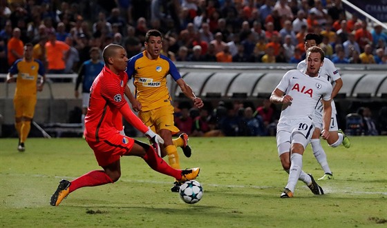 Útočník Tottenhamu Harry Kane dává gól v zápase proti Nikósii.
