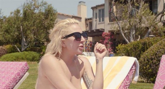 Lady Gaga v dokumentu Lady Gaga: Five Foot Two (2017). 