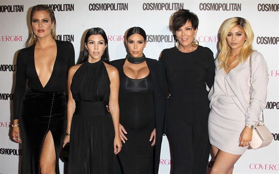 Khloé, Kourtney a Kim Kardashianovy, jejich matka Kris Jennenrová a sestra...