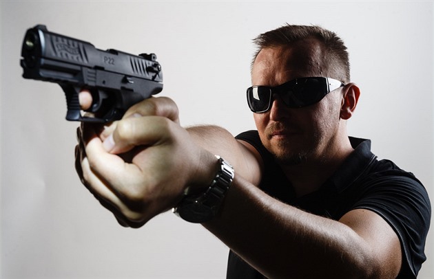 Autor reportá�e, �erstvý dr�itel zbrojního pr�kazu.