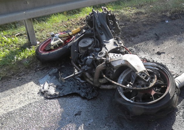 Motorká� p�ejel za Rájovem do protism�ru, kde narazil do auta. Nehodu nep�e�il....