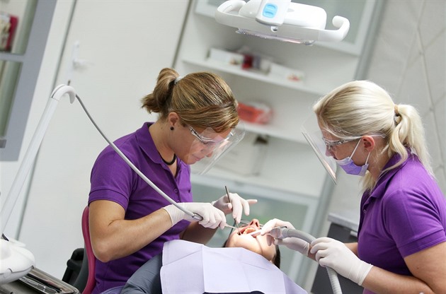 Zubaři varují: chudší Češi přijdou o chrup. Zuby nebudeme vrtat, ale rovnou trhat
