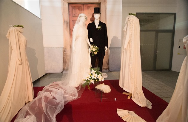 Svatební aty, ve kterých se vdávala Marie Baová, jsou k vidní na výstav...