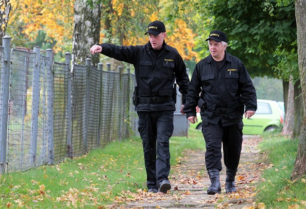 Pracovníci bezpenostní agentury pi obchzce v Bukovanech na Sokolovsku.