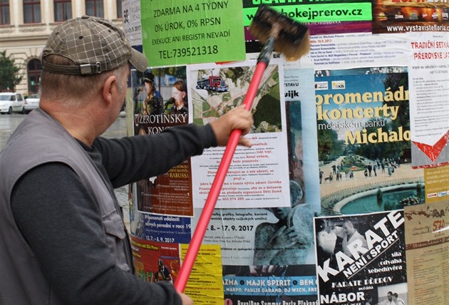 V ulicích Perova vetn plakátovacích ploch se objevily letáky, na nich...
