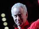 SLAVNÝ BOULIVÁK. John McEnroe  zdraví diváky ped zaátkem Laver Cupu.