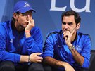 Tomá Berdych (vlevo) a Roger Federer sledují úvodní utkání Laver Cupu.