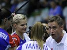 eské volejbalistky pozorn naslouchají pokynm trenéra Pommera.