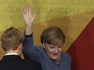 Nmecká kancléka Angela Merkelová mává po projevu, v nm komentovala odhad...