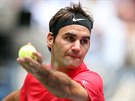 MISTR PI PRÁCI. Roger Federer se chystá na servis v utkání druhého kola US...