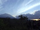 Sopka Agung na Bali hrozí erupcí. Úady evakuovaly pes sto tisíc lidí (29....