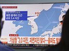 Jihokorejská televize oznamuje zemtesení v KLDR (23. záí 2017).