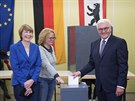 Nmecký prezident Frank-Walter Steinmeier u také odvolil (24. záí 2017).