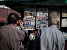 ekové v Aténách sledují titulky místních deník vnujících se nmeckým volbám...