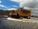 Tatrabus vyráí s turisty po nezpevnných cestách Islandu