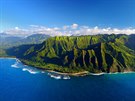 Zelené útesy Havajských ostrov se zvedají pímo z oceánu. Zahrály si napíklad...