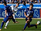 Ronaldo z Realu Madrid střílí na bránu Deportiva Alavés.