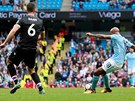 Fabian Delph, záložník Manchesteru City, střílí pátý gól v utkání proti Crystal...