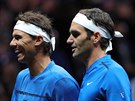 V DOBRÉ NÁLAD. Rafael Nadal (vlevo) a Roger Federer ve spolené tyhe v...