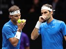 DOMLUVA. Rafael Nadal (vlevo) a Roger Federer ve spolen tyhe v Laver Cupu.