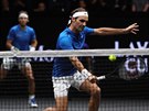 Roger Federer (vpravo) a Rafael Nadal pi spolené tyhe