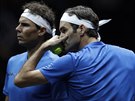 PORADA. Roger Federer (vpravo) a Rafael Nadal pi spolené tyhe.